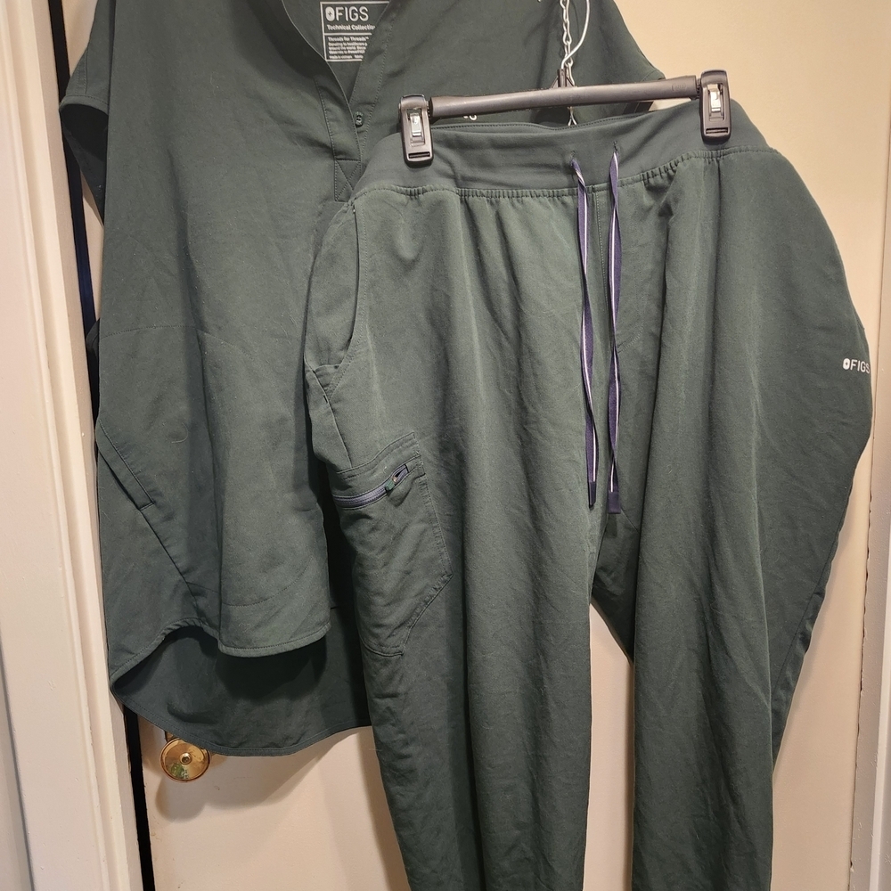 FIGS Men's Green Pant And Top Set